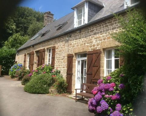 Property building, Neighbourhood, Garden, Garden view, Street view