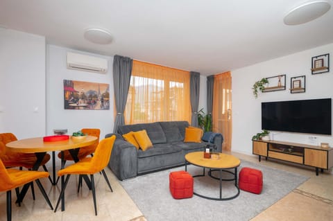 Communal lounge/ TV room, TV and multimedia, Living room, Seating area, Dining area