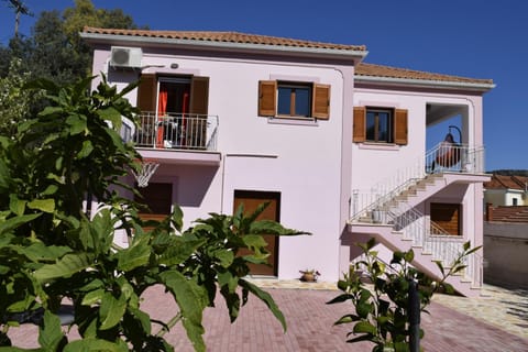 Facade/entrance, Balcony/Terrace
