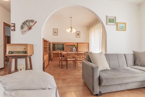 TV and multimedia, Kitchen or kitchenette, Living room, Seating area, Dining area