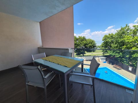 View (from property/room), Balcony/Terrace, Lake view