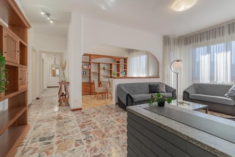 Bed, Kitchen or kitchenette, Living room, Photo of the whole room, Seating area, Bedroom