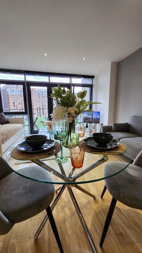 Living room, Food and drinks, Seating area, Dining area, Drinks