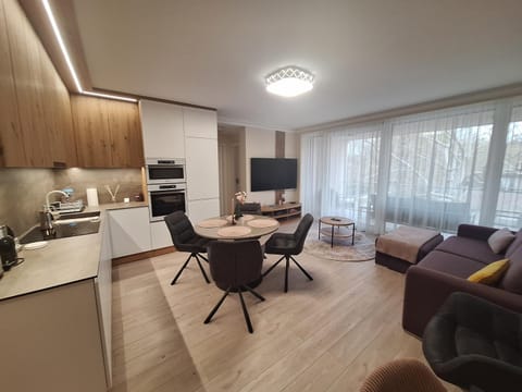 TV and multimedia, Kitchen or kitchenette, Living room