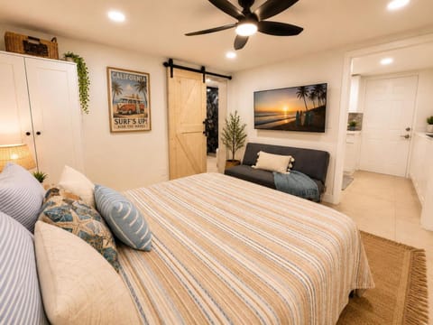 Bed, TV and multimedia, Bedroom