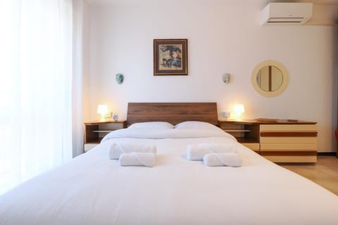 Bed, Photo of the whole room, Bedroom, towels, air conditioner