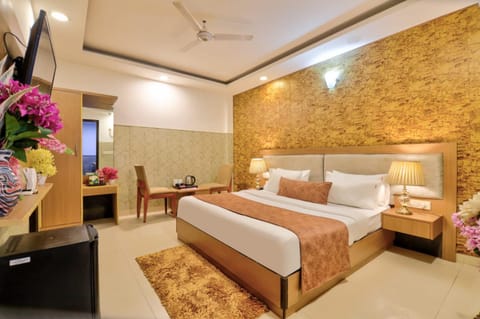 Communal lounge/ TV room, Bed, TV and multimedia, Living room, Photo of the whole room, Seating area, Evening entertainment, Bedroom, hair dresser