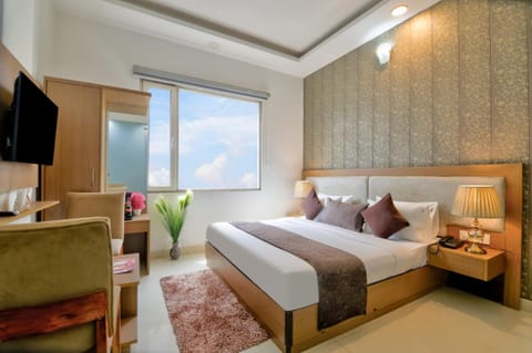 Communal lounge/ TV room, Bed, TV and multimedia, Living room, Photo of the whole room, Seating area, Evening entertainment, Bedroom