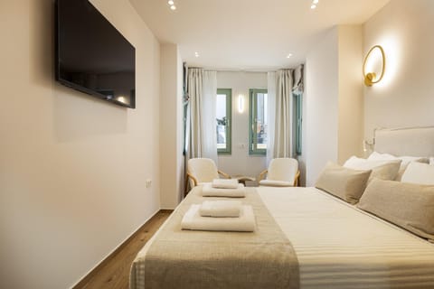 Bed, TV and multimedia, Photo of the whole room, Bedroom, towels