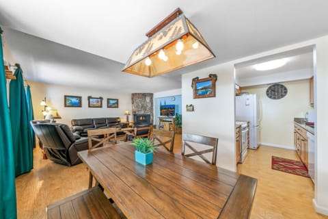 TV and multimedia, Kitchen or kitchenette, Living room, Seating area, Dining area, fireplace, furniture