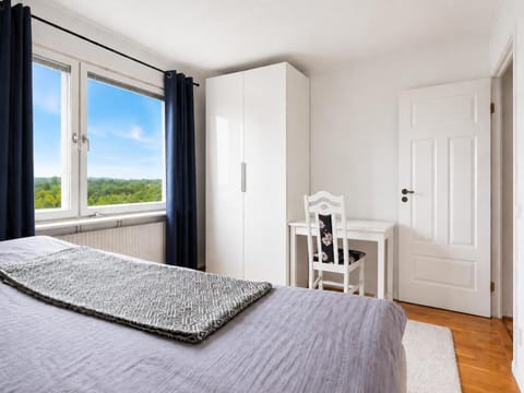 Bed, Photo of the whole room, wardrobe