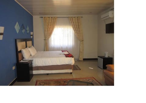 Restaurant/places to eat, Bed, TV and multimedia, Photo of the whole room, Seating area, Swimming pool, Breakfast, towels, air conditioner
