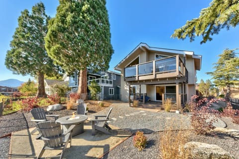 Property building, Patio, Day, Natural landscape, Garden, Seating area, Autumn, Mountain view