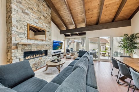 Day, TV and multimedia, Balcony/Terrace, Living room, Seating area, fireplace, furniture