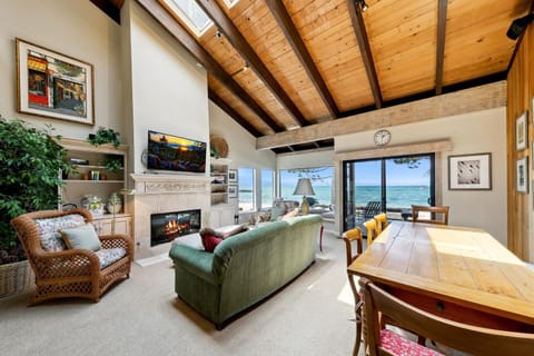 Day, TV and multimedia, Living room, Dining area, Sea view, fireplace, furniture