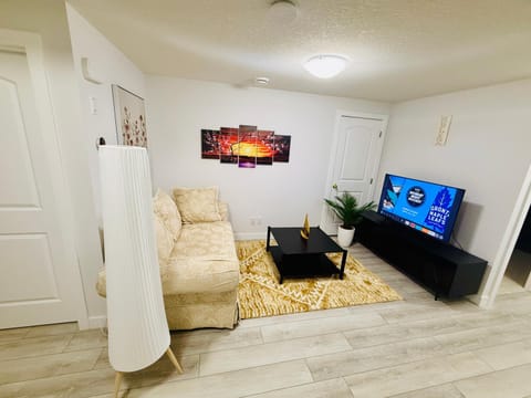 Communal lounge/ TV room, TV and multimedia, Living room, Seating area, Evening entertainment