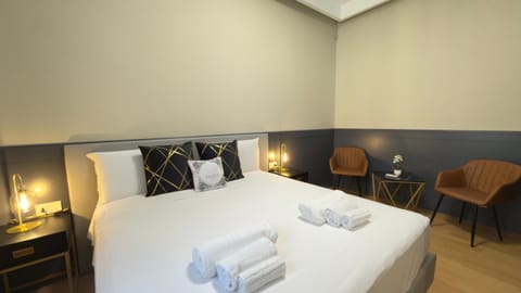 Photo of the whole room, Bedroom