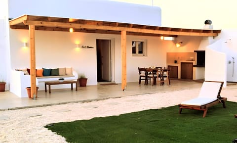 Property building, Patio, Living room, Seating area, Dining area