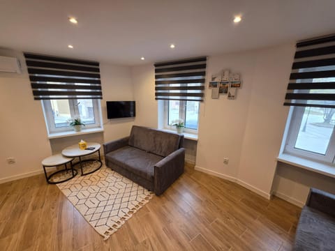 TV and multimedia, Living room, Seating area, Evening entertainment