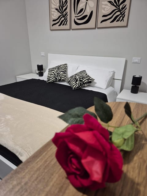 Bed, Photo of the whole room, Decorative detail, Bedroom