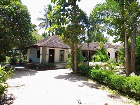 Property building, Day, Natural landscape, Garden, Garden view