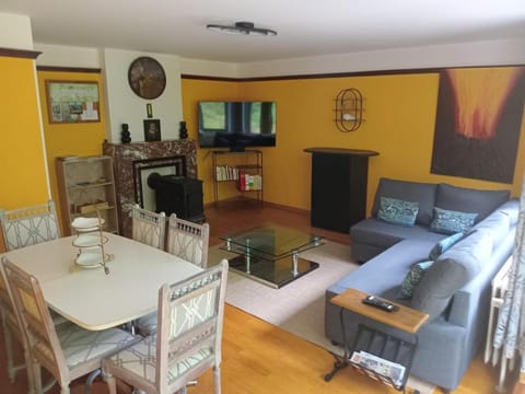 Communal lounge/ TV room, TV and multimedia, Living room, Seating area, Dining area, Evening entertainment