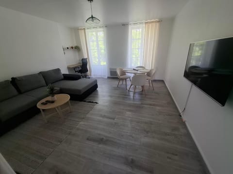 TV and multimedia, Living room, Seating area