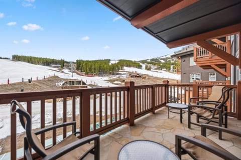 Property building, Natural landscape, Balcony/Terrace, Mountain view
