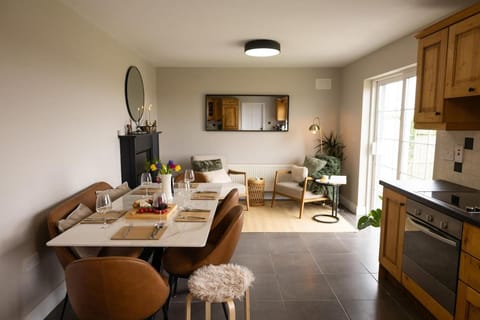 Kitchen or kitchenette, Food and drinks, Seating area, Dining area, stove