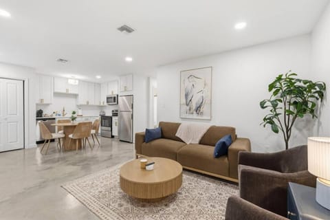 Kitchen or kitchenette, Living room, Seating area, Dining area
