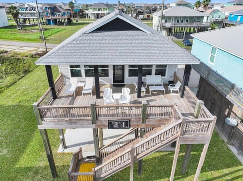 Property building, Patio, Day, View (from property/room), Balcony/Terrace, sunbed
