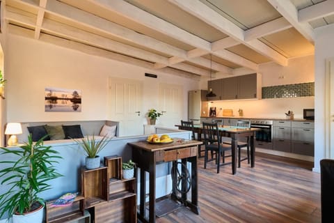 Kitchen or kitchenette, Living room, Seating area, Dining area