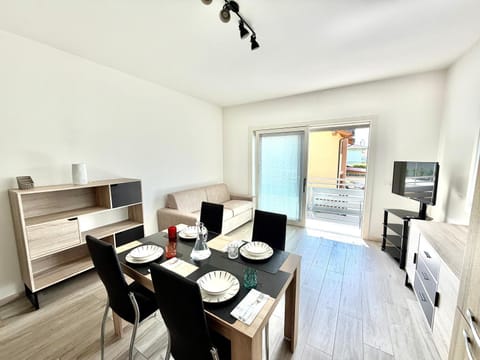 TV and multimedia, Living room, Dining area
