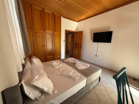 TV and multimedia, Photo of the whole room, Bedroom, towels, wardrobe