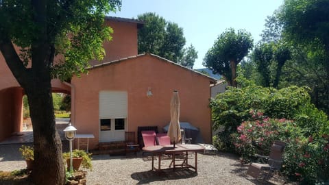 Property building, Patio, Spring, Day, BBQ facilities, BBQ facilities, Garden, Garden, Garden view, sunbed