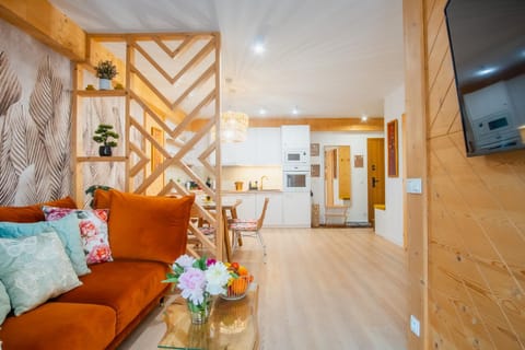 TV and multimedia, Kitchen or kitchenette, Living room, Seating area, Dining area