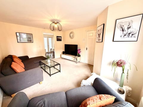 Communal lounge/ TV room, TV and multimedia, Living room, Seating area, Evening entertainment