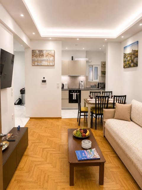 TV and multimedia, Kitchen or kitchenette, Living room, Seating area, Dining area
