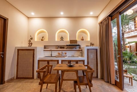 Kitchen or kitchenette, Dining area