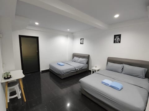 Bed, Living room, Photo of the whole room, Seating area, Bedroom, towels