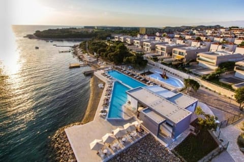 Natural landscape, Bird's eye view, Lounge or bar, Beach, Pool view, Sea view, Swimming pool, Swimming pool