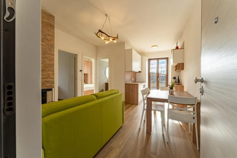 Balcony/Terrace, Kitchen or kitchenette, Living room, Seating area, Dining area, fireplace, internet