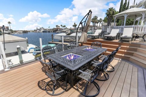 Patio, View (from property/room), Balcony/Terrace, Living room, Seating area, Dining area, River view