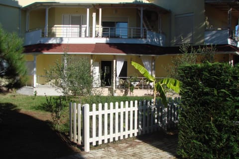 Facade/entrance, Garden