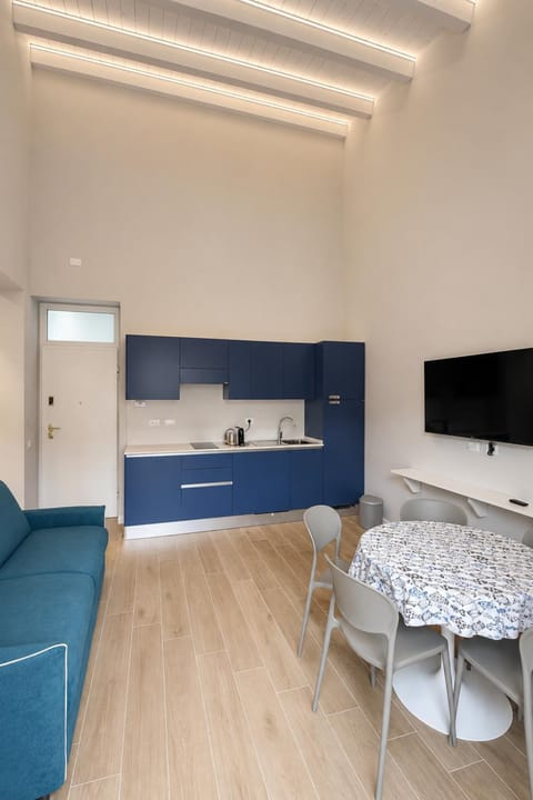 Bed, TV and multimedia, Kitchen or kitchenette, Living room, Seating area, Dining area