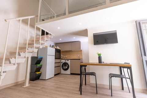 TV and multimedia, Kitchen or kitchenette, Living room, Seating area, Dining area, oven, stove, washing machine
