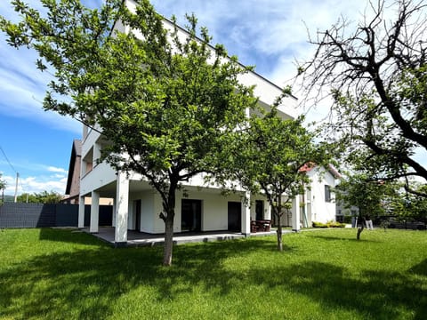 Property building, Day, Natural landscape, Garden, Garden view