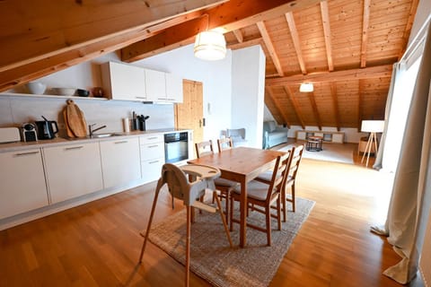 Coffee/tea facilities, Kitchen or kitchenette, Living room, Seating area, Dining area