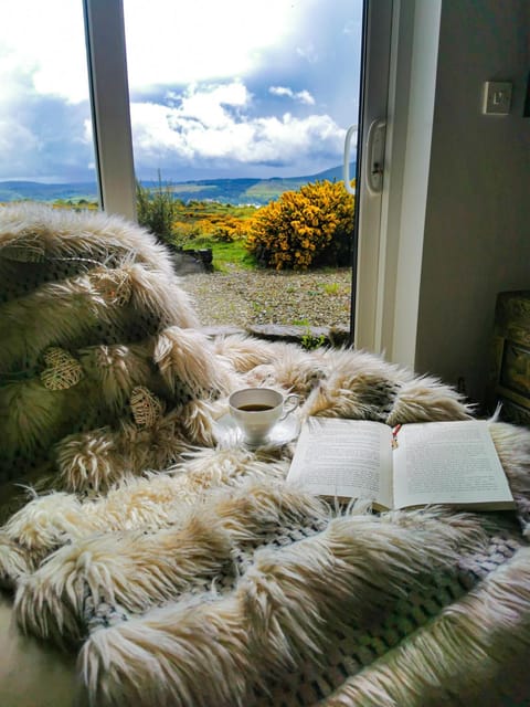 Natural landscape, Living room, Photo of the whole room, Mountain view
