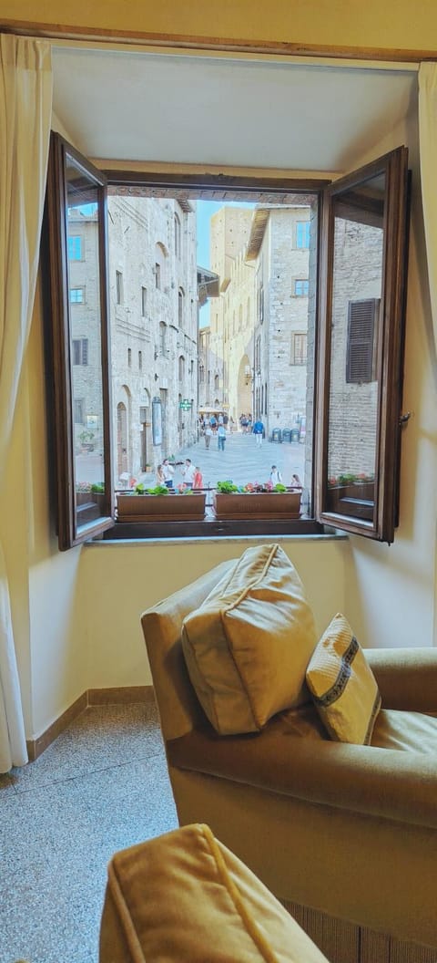 Communal lounge/ TV room, Living room, City view